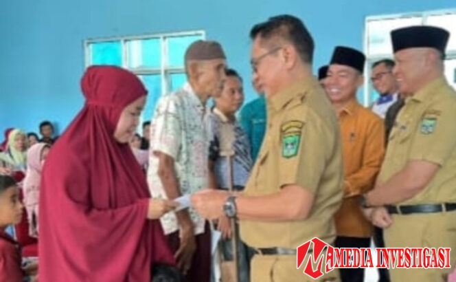 
					Bupati dan Wakil Bupati Padang Pariaman Serahkan Zakat Fitrah 