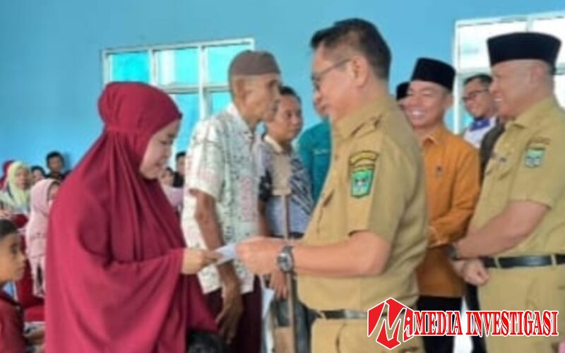 Bupati dan Wakil Bupati Padang Pariaman Serahkan Zakat Fitrah 