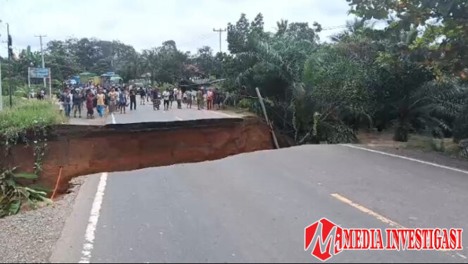 
					Jalan Lintas Sumatera-Jambi, Putus Total, Polres Dharmasraya Alihkan Arus ke Jalur Alternatif