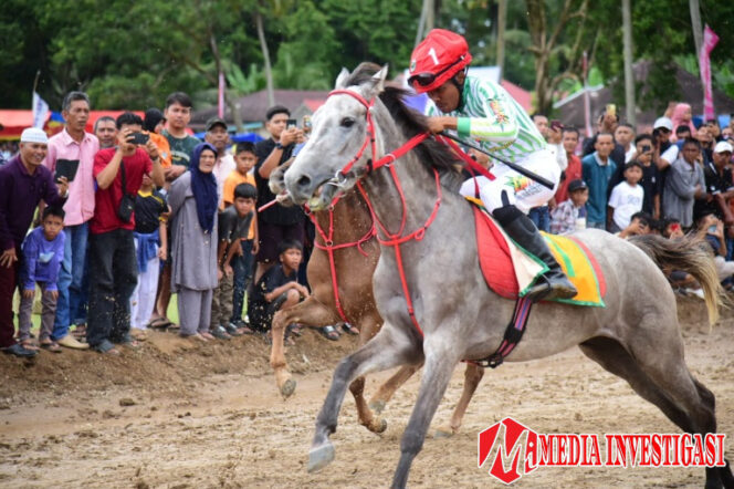 
					Event Pacu Kuda Bupati Cup Digelar Kembali, Ribuan Pengunjung Memadati Gelanggang Pacuan Kuda
