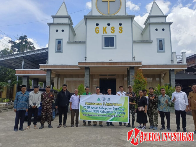 
					Gerakan Pemuda ANSOR Kabupaten Soppeng Bersama FKUB Soppeng Tanam Pohon Matoa di Halaman Gereja.