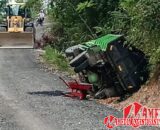 Entah Apa Penyebab Mobil Truk Milik Kontraktor Pekerja Jalan Aspal Wilayah Bakung Angkut Material Aspal Terbalik Di Lokasi Kerja