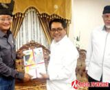 Manfaatkan Momen, Bupati John Kenedy Azis Serahkan Proposal Pembangunan Fisik ke Menteri PUPR