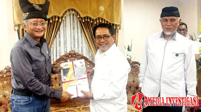 
					Manfaatkan Momen, Bupati John Kenedy Azis Serahkan Proposal Pembangunan Fisik ke Menteri PUPR