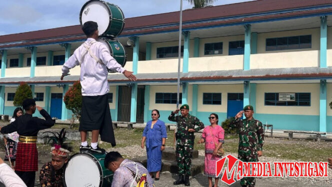 
					Dandim 1710/Mimika Pimpin Upacara Peringatan Hardiknas di SMPN 2 Timika