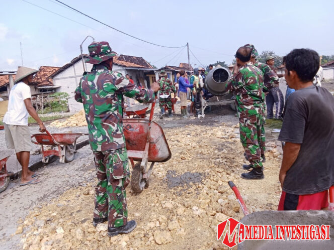 
					Semangat Babinsa dan Warga Desa Kayen Bangun Talud Jelang Pembukaan TMMD