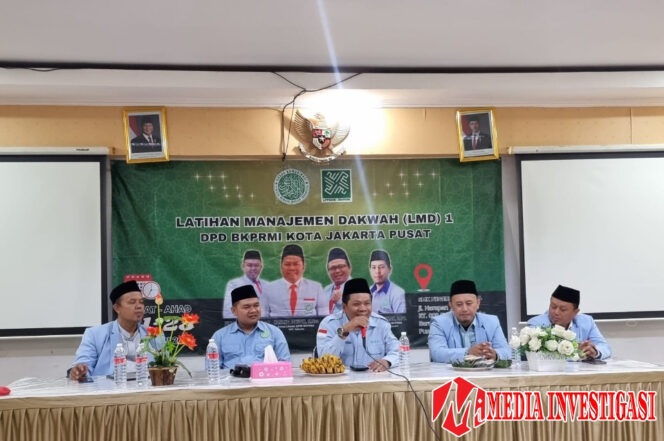 
					Ketum DPW BKPRMI Jakarta, Nanang Jahidin bersama jajaran, ketika menjadi pengisi di Latihan Manajemen Dakwah, Jakarta Pusat. (Dok. Shendy Marwan)