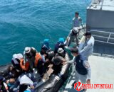 Bakamla RI Evakuasi 14 Korban Kapal Tenggelam di Perairan Utara Berakit