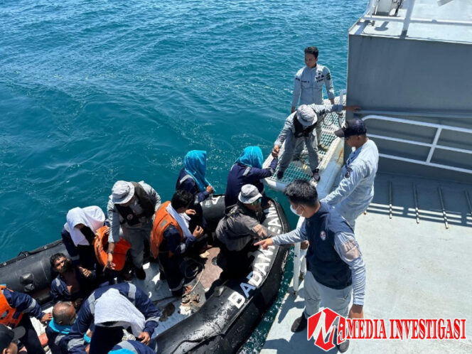 
					Bakamla RI Evakuasi 14 Korban Kapal Tenggelam di Perairan Utara Berakit