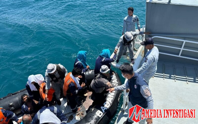 Bakamla RI Evakuasi 14 Korban Kapal Tenggelam di Perairan Utara Berakit
