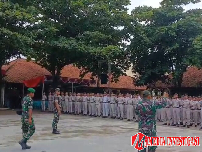 
					Babinsa Latih Tata Upacara Sekolah, Ciptakan Generasi Disiplin dan Patriotik