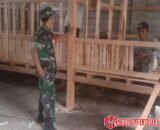 Babinsa Musuk Bantu Pembuatan Kandang di Desa Lampar