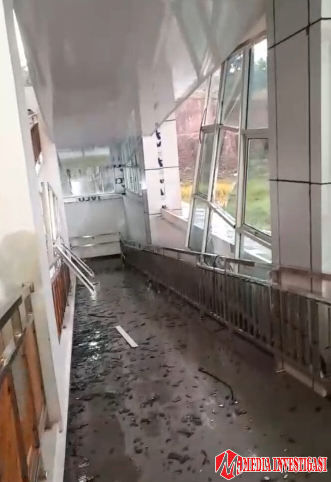 
					Diterjang Angin Kencang, Kaca Jendela RSUD Sungai Dareh Hancur Berantakan