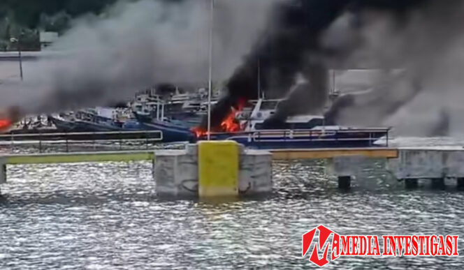 
					Dua Kapal Milik Pemerintah Terbakar di TPI Bungus Padang, Warga Panik dan Petugas Sigap Meluncur