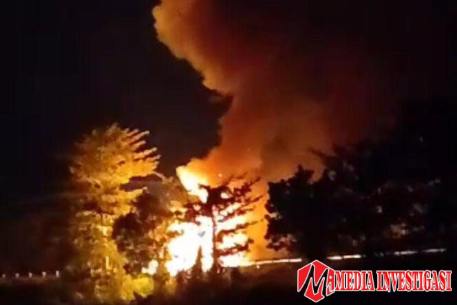 
					Kebakaran Truk NPS Satgas Pamtas Yonif 509/BY di Tol Surabaya-Gempol