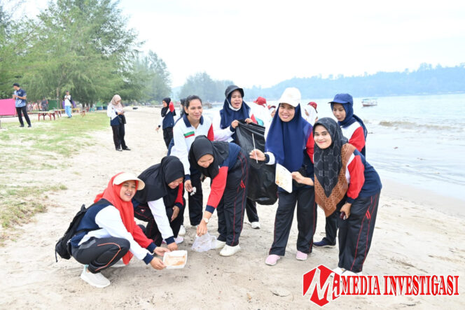 
					Sambut Hari Lingkungan Hidup Sedunia Tahun 2025 Pemkab Tapteng Laksanakan Apel Bersama Dan Bersih Pantai.