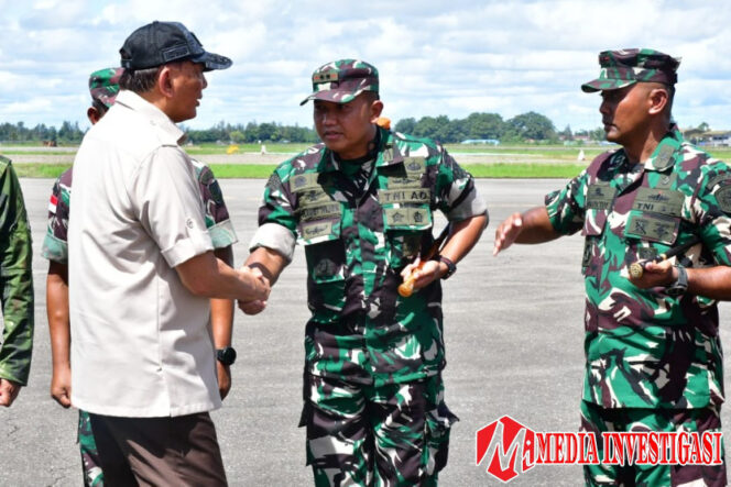 
					Dandim 1710/Mimika Sambut Kedatangan Menteri Pertahanan dan Menteri Keuangan di Bandara Mozes Kilangin