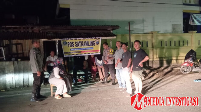 
					*Sambangi Pos Satkamling, Bhabinkamtibmas Berikan Arahan Kepada Petugas Pos Satkamling*