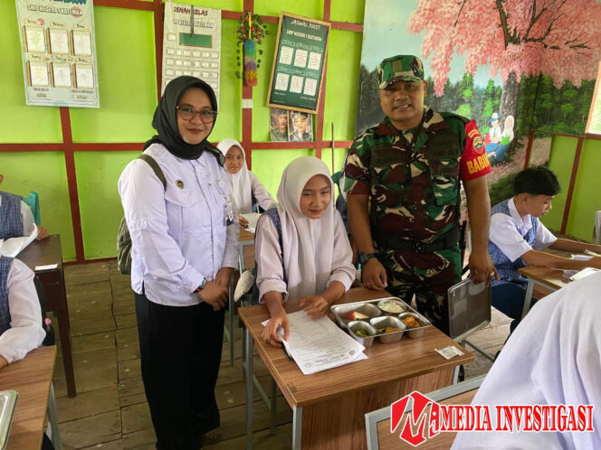 
					Dukung Peningkatan Gizi Anak, Babinsa Koramil 06/Kateman Kembali Dampingi Program Makan Sehat Bergizi di Sekolah