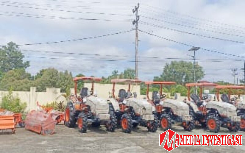 Alex Indra Lukman Bawa Bantuan Rp29 Miliar ke Dharmasraya, Petani Sumringah Terima Sapi dan Alsintan