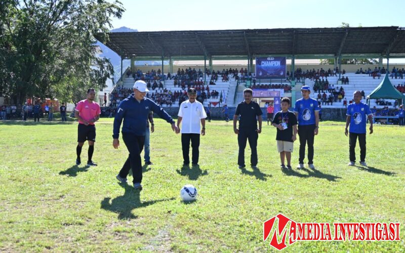Buka Turnamen Sepak Bola Soeratin 2025, Wakil Bupati Tapanuli Tengah Lakukan Tendangan Pertama