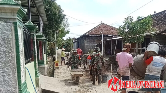 
					Babinsa Gotong Royong Bersama Warga, Lancarkan Pengecoran Jalan