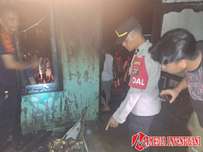 
					*Gercep Personil Polres Sibolga, Bantu Rumah Warga Yang Diamuk Sijago Merah*
