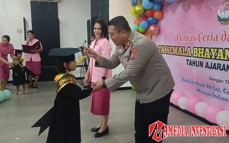 *Dengan Penuh Haru Kapolres Sibolga Dan Ketua Yayasan TK Kemala Bhayangkari 12 Sibolga, Wisuda 58 Murid TK*