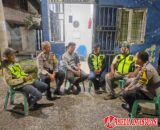 *Sambangi Pos Satkamling, Bhabinkamtibmas Berikan Arahan Kepada Petugas Pos Satkamling*