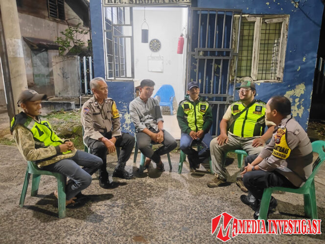 
					*Sambangi Pos Satkamling, Bhabinkamtibmas Berikan Arahan Kepada Petugas Pos Satkamling*