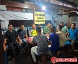 *Sambangi Pos Satkamling, Bhabinkamtibmas Berikan Arahan Kepada Petugas Pos Satkamling*