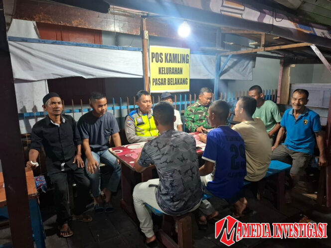 
					*Sambangi Pos Satkamling, Bhabinkamtibmas Berikan Arahan Kepada Petugas Pos Satkamling*