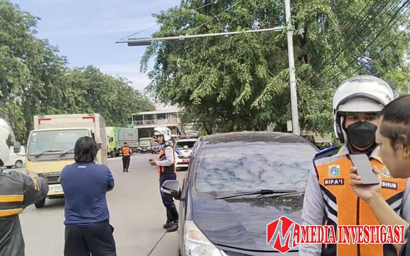 Dishub Salah Sasaran, Penghentian Mobil Berujung Senggolan di Jalan