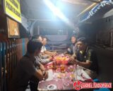 *Sambangi Pos Satkamling, Bhabinkamtibmas Berikan Arahan Kepada Petugas Pos Satkamling*