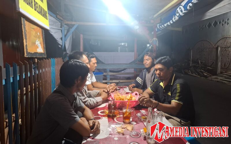 *Sambangi Pos Satkamling, Bhabinkamtibmas Berikan Arahan Kepada Petugas Pos Satkamling*