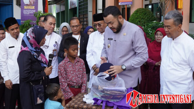 
					Pelajar Madrasah Ikut Terima LKS dan Seragam Sekolah Gratis, Kemenag Padang Apresiasi Progul Padang Juara