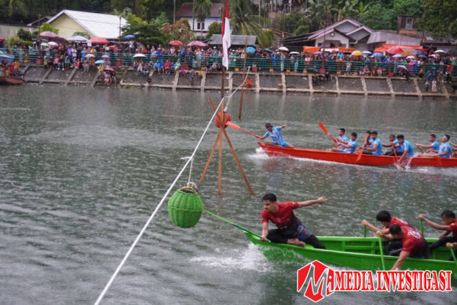 
					Hujan ‘Berketutus”, Penonton Final Selaju Sampan Tak Bergeming