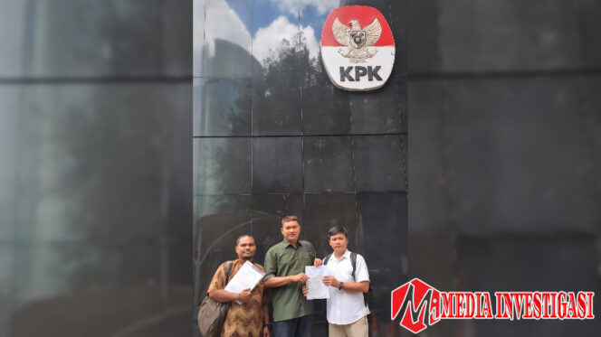 
					Irvan Ardiansyah (tengah) bersama rekannya di LBH Street Lawyer usai menyerahkan surat permohonan di gedung KPK. (Dok. Istimewa)