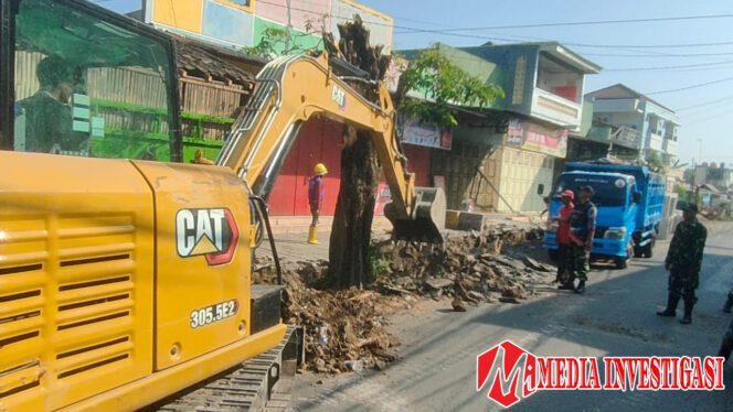 
					Gunakan Alat Berat, Satgas TMMD Ke-125 Kodim 0735/Surakarta Bersihkan Sisa Batang Pohon