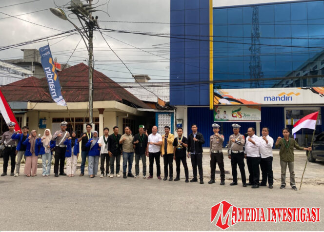 
					Sambut HUT RI ke-80, Polres Inhil Bagikan Bendera Merah Putih