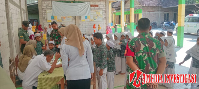 
					Babinsa Dampingi Pemeriksaan Kesehatan Gratis dan Imunisasi BIAS di SD IT Imam Rubai   