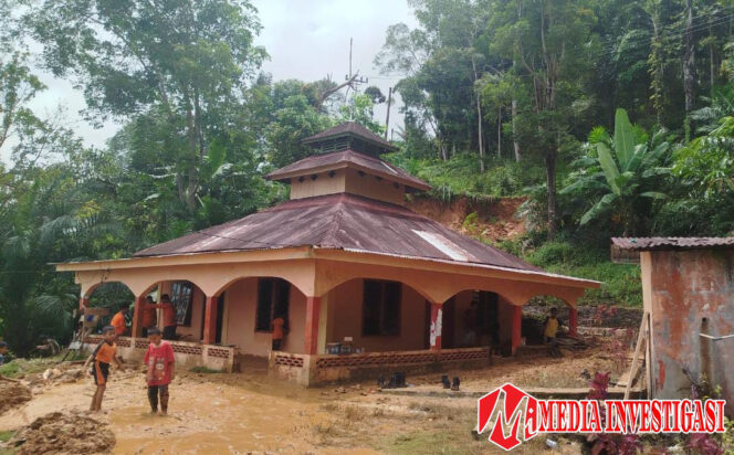 
					Masjid Dusun III Huraba Sait Kalangan II Terkena Longsor, BPBD Tapteng dan Masyarakat Gotong Royong Membersihkan