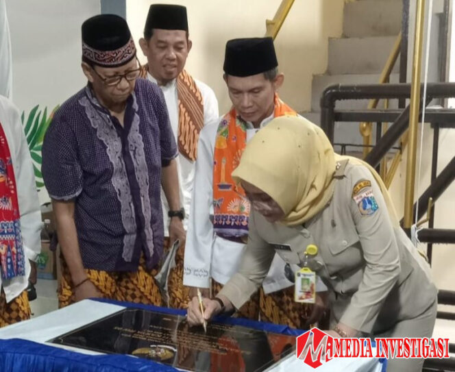 
					Lurah gunung Sahari Selatan ketika meresmikan gedung RW. (Dok. Istimewa)