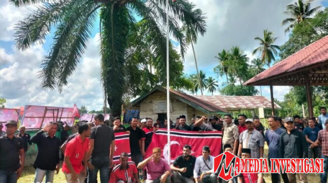 
					(kedua dari kiri) Razali alias Nyakli Maop. (Dok. istimewa)