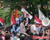 Demo Mahasiswa di DPRD Riau Berlangsung Damai, Mahasiswa dan Polisi Bersalaman