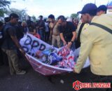 Usai Unjuk Rasa Damai, Mahasiswa Kumpulkan Sampah Berserakan