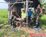 Babinsa Aktif Jalin Komunikasi dengan Petani di Gubuk Tengah Sawah