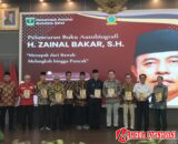 Bupati JKA Hadiri Peluncuran Buku Autobiografi H. Zainal Bakar dan Sebut: “Beliau Adalah Sosok yang Menginspirasi”