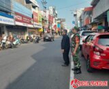 Implementasikan Bintahwil, Babinsa Jayengan Bantu Pengamanan Ibadah Minggu di GKI Coyudan