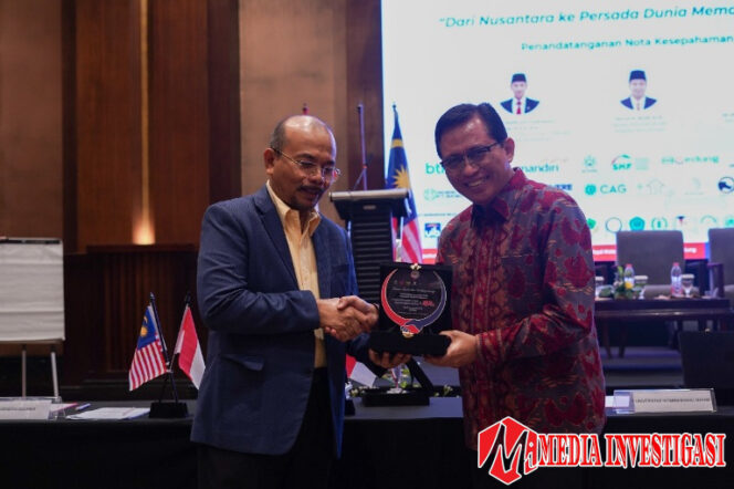 
					Dirjen Bina Bangda Kemendagri Restuardy Daud menandatangani MoU tentang Percepatan Penyediaan Rumah Bagi Masyarakat Berpenghasilan Rendah. (Dok. Istimewa)